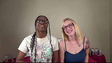 Amatir Yang Bergairah: Ibu-ibu Berpayudara Besar Mendapatkan Vagina Ketat Mereka Ditumbuk Keras Oleh Kontol Besar