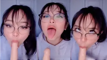 Ambiyah Mengisap Dildo Dengan Hoodie Biru Terbaru Yang Menggoda