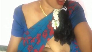 Film Panas India: Bibi Desi Berpayudara Besar Memuaskan Diri Dengan Jari Di Vaginanya
