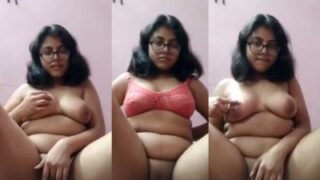 Gadis Berkacamata Montok Meremas Payudaranya Sendiri Dengan Jari-jari Menggoda
