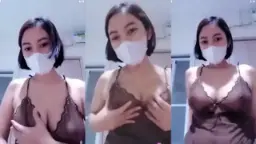 Sabrina Menggoda Dengan Gaun Transparan Yang Menggairahkan