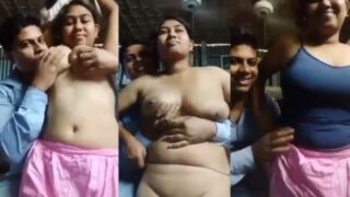 Seorang Mesum Menggila-gilai Pacar Kuliahnya Yang Montok Di Film Porno India