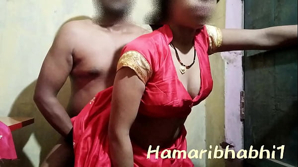Istri Desa India Digoda Dengan Sari Merah Panas Yang Membelit Tubuhnya.