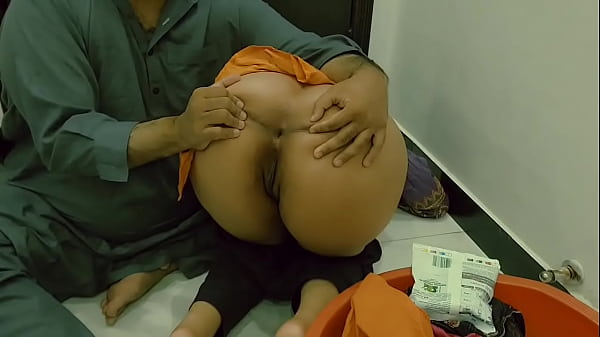 Membantu Ibu Tiriku Yang Seksi Mencuci Pakaian