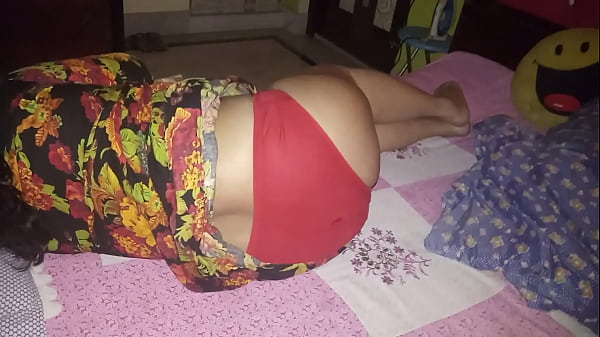 Istri Desi Berpayudara Montok Di Ranjang Dengan Paha Bergemuruh