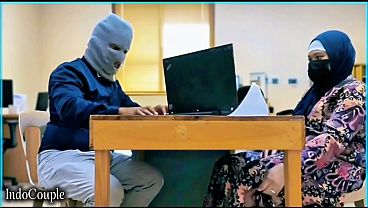 Istri Berhijab Yang Alim Ternyata Doyan Selingkuh Dengan Rekan Kantor, Jadi Sekretaris Mesum Yang Puaskan Nafsu Dengan Vibrator Kesayangannya.