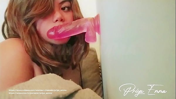 Gadis India-arab Priya Emma Mengisap Dildo Dengan Penuh Nafsu