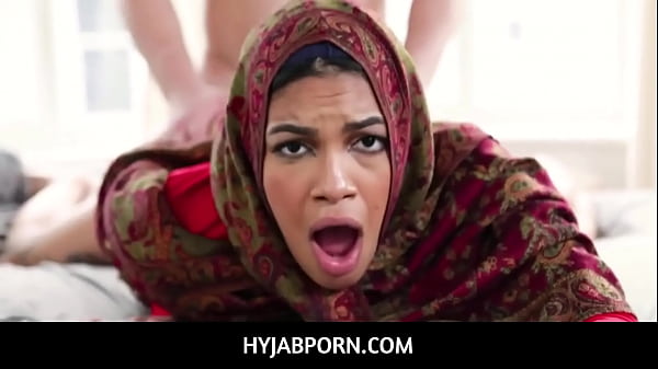 Arab Hijab Stepsister Maya Farrell Dipaksa Nikah, Pantat Besarnya Menggoda