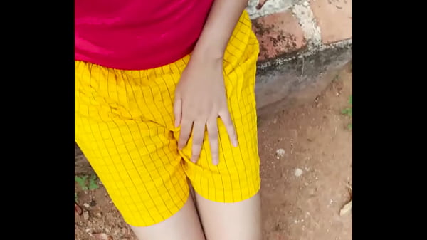 Gadis Seksi Ananya Panday Asyik Main Sendiri Di Alam Terbuka