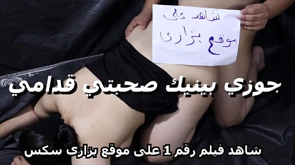أنا مستلقية مستمتعة وهو يفتح فخذي ويبدأ في إدخال عضوه القوي بعمق داخل مهبلي