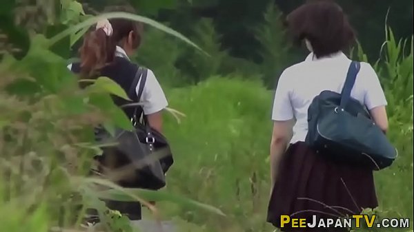 Remaja Asia Yang Menggoda Saat Buang Air Kecil