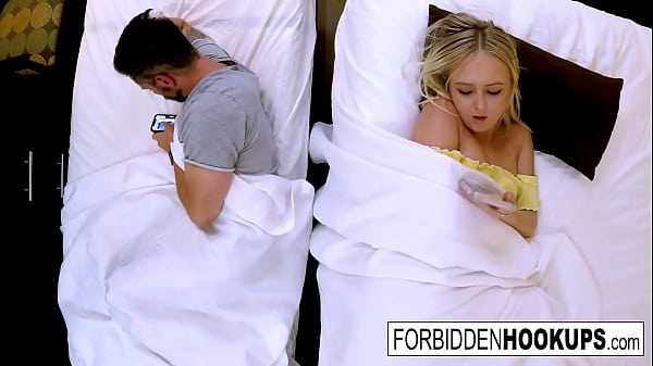 Gadis Seksi Menggoda Dan Bercinta Liar Dengan Kakak Tiri Mereka!