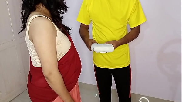 मालकिन ने मुझे धमकी दी कि अगर मैं उसे नहीं चोदूंगा तो वह मालिक को सब बता देगी, यह हिंदी आवाज वाला पोर्न सीन