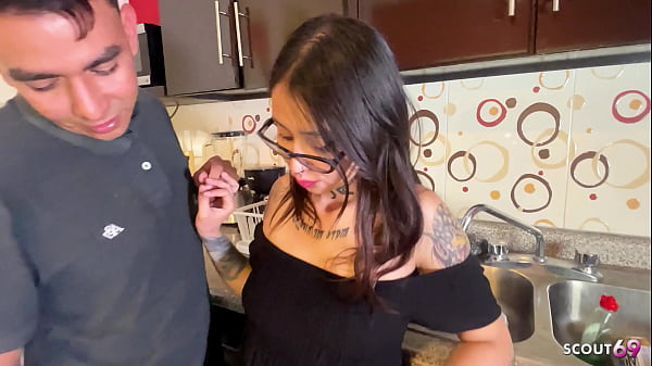 Gadis Latin Bergaya Tattoo Dan Kacamata Yang Gila Seks, Biarkan Adik Tiri Ejakulasi Lagi Di Wajahnya Setelah Creampie