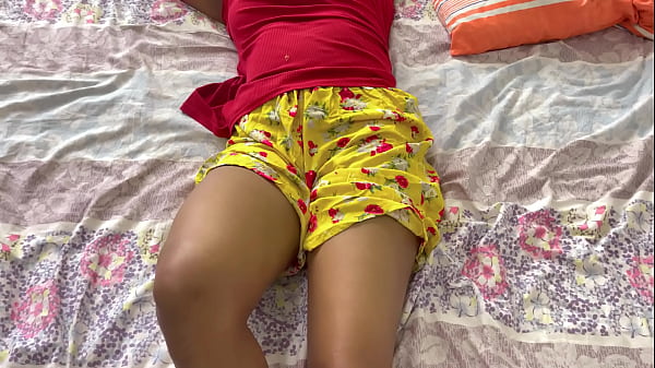 Gadis India Panas Mengoceh Di Atas Batang Hitam Besar