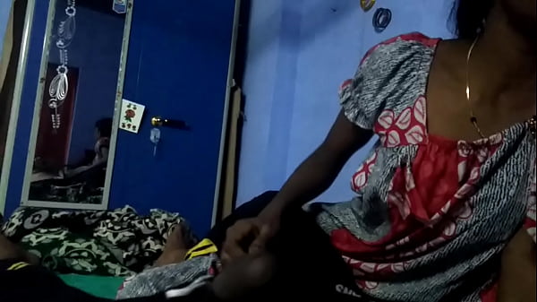 Gadis India Mainkan Serangga Dengan Tangan, Bercinta Anal Dan Kencing Di Tempat Umum