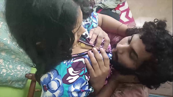 Pasangan Desi Yang Bergairah Berciuman Dan Meremas Payudara Dengan Penuh Nafsu