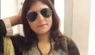 Gadis Pakistan Seksi Bergaya Salwar Kameez Di Kamar Hotel