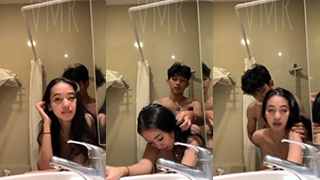 Nona S Digituin Di Kamar Mandi