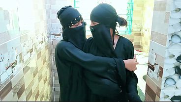 Dua Bidadari Seksi Bergairah Di Dapur