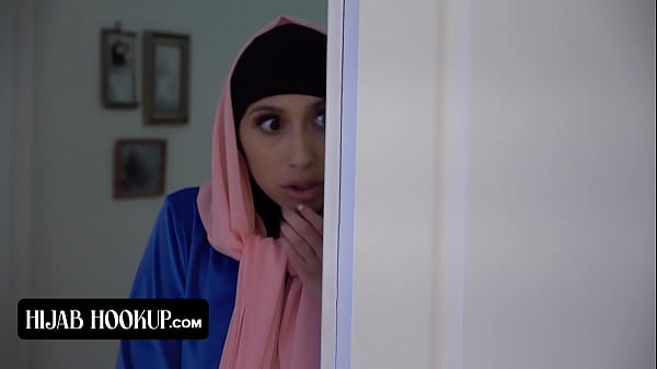 Gadis Muslim Berhijab Dengan Pantat Sempurna Yang Penasaran Digencet Ganas Oleh Pelatih Yang Bergairah