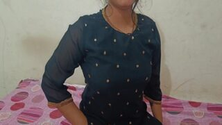Adik Tiri Membanjiri Memek Kakak Tirinya Dengan Sperma Dalam Film Panas India