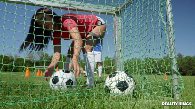 Martina Smeraldi: Ngocok Kontol Pemain Bola