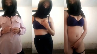 Menggoda Di Balik Pintu Kosong Dengan Jilbab