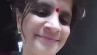 Tante Desi Montok Pamer Tubuh Telanjang – Video Panas Buah Bibir