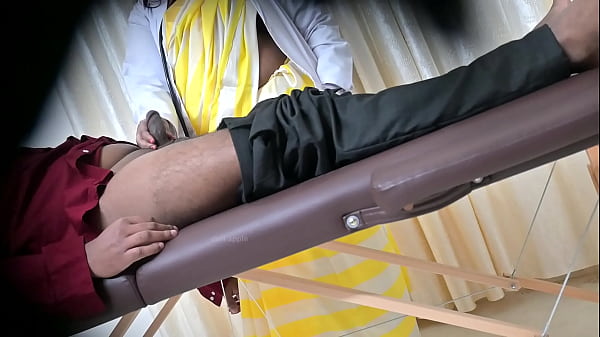 Dokter Seksi Desi Sahiya Melayani Pasien Dengan Goyangan Tangan Yang Menggoda