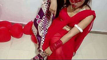 Istri India Baru Menikah Bergaun Sari Merah Rayakan Valentine Dengan Suami Desi – Adegan Panas Penuh Gairah