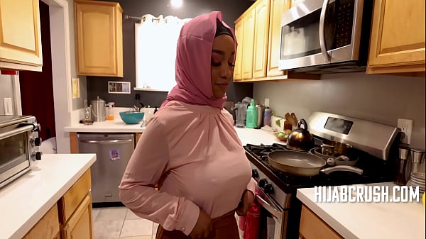 Lily Starfire, Si Perempuan Berhijab Dengan Tubuh Seksi Yang Mahir Menggoyang