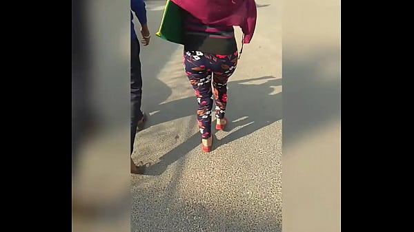 Pantat Besar Bergoyang Di Jalanan, Gadis India Menggoda