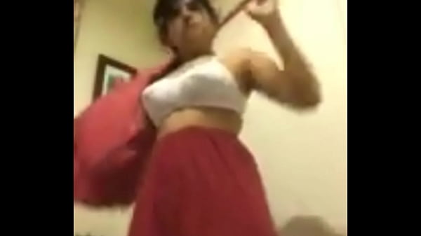 Gadis India Melepas Pakaian Dengan Sensual