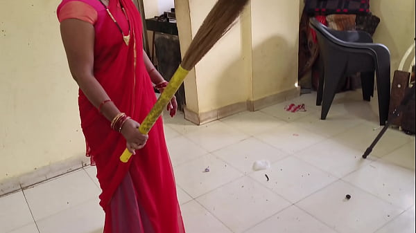 गर्म देसी भाभी ने झाड़ू पोछा करते हुए मालिक के साथ जंगली चुदाई की