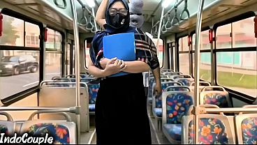 Istri Muslim Pulang Kampus Sendirian Di Bis, Langsung Digaruk Orang Asing Di Atas Hijabnya
