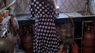 Berani Banget, Istri Selingkuh Sama Adik Ipar Di Dapur, Mainin Kontol Sambil Masak.