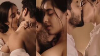 Tonton Video Panas Aktris India Bergaya Liar Di Film Panas.