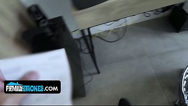 Anak Tiri Cewek Seksi Godain Bapak Tiri Pake Badan Mulusnya Yang Bikin Ngilu.