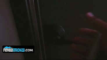 Gadis Montok Seksi Layla London Biarin Kakak Tiri Ngegembor Memek Sempitnya