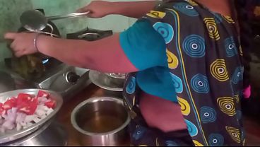 Ibu Rumah Tangga India Lagi Masak Sambil Main-main Sama Pacar Di Dapur.