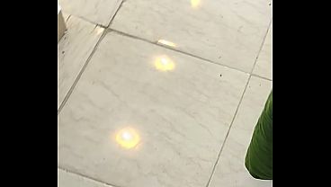 سباك وصاحبه ينيكو شرموطة مصرية جامدة في بيتها، كلام يهيج وصوت واضح وجسم يلبن