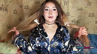 Cewek Rusia Montok Paha Gede Mainin Memek Sempitnya Sambil Dildo Nancep Di Dalem