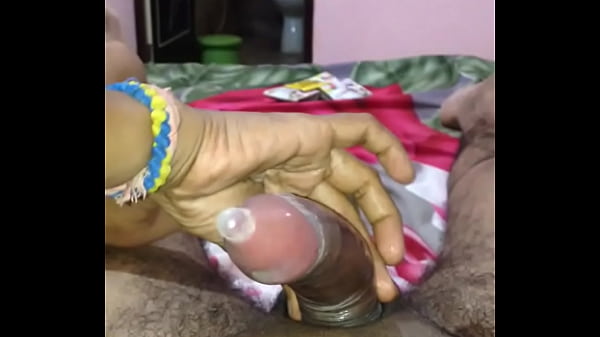 Desi Randi Pasang Kondom Sambil Nungging, Siap Digenjot.