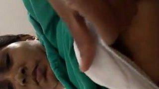 Ngentot Sama Tante Desi Nakal, Pamerin Body Montok Tanpa Busana