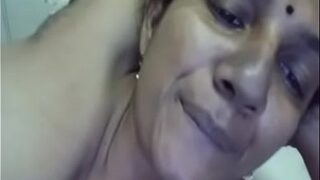 Tamil Aunty Pamer Tetek Di Video Call Langsung, Bikin Makin Panas