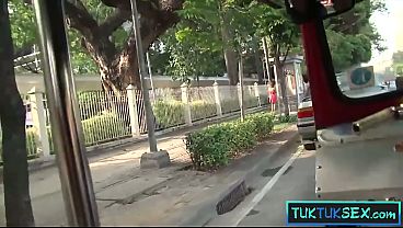 Bule Bule Ngebut Naik Tuk-tuk, Tante Lokal Langsung Nungging Di Kontol Gede.