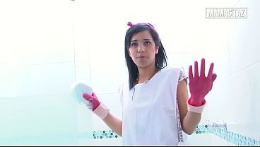 Pembantu Hotel Pake Sarung Tangan Karet, Bungkuk Sambil Ngepel Shower, Bikin Ngilu Ngintip.