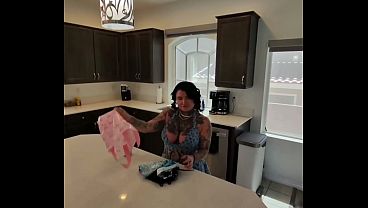 Kakak Tiri Kasih Hadiah Aneh Buat Adik Tiri, Bikin Dia Geli Sendiri / Kumpulan Video Panas