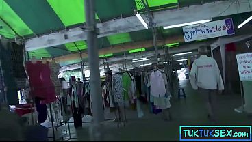 Lidah Ditindik, Si Thai Milf Mungil Digebuk Berdua Bule